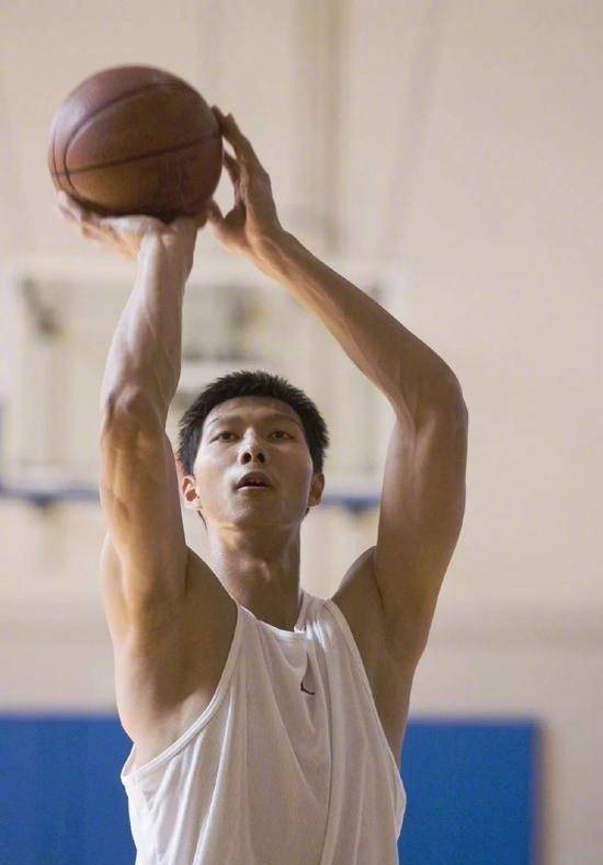 易建联20岁时长这样,有个镜头太出戏,网友直呼:娘娘腔_朱芳雨