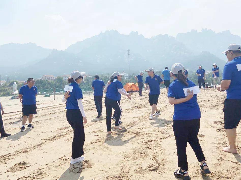 缓解了工作中的压力与疲惫活动包括:沙滩撕名牌,下海踏浪等环节却挡不