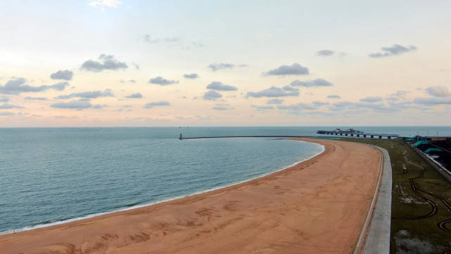 航拍山东日照的海龙湾,1800多米金色沙滩美如画.