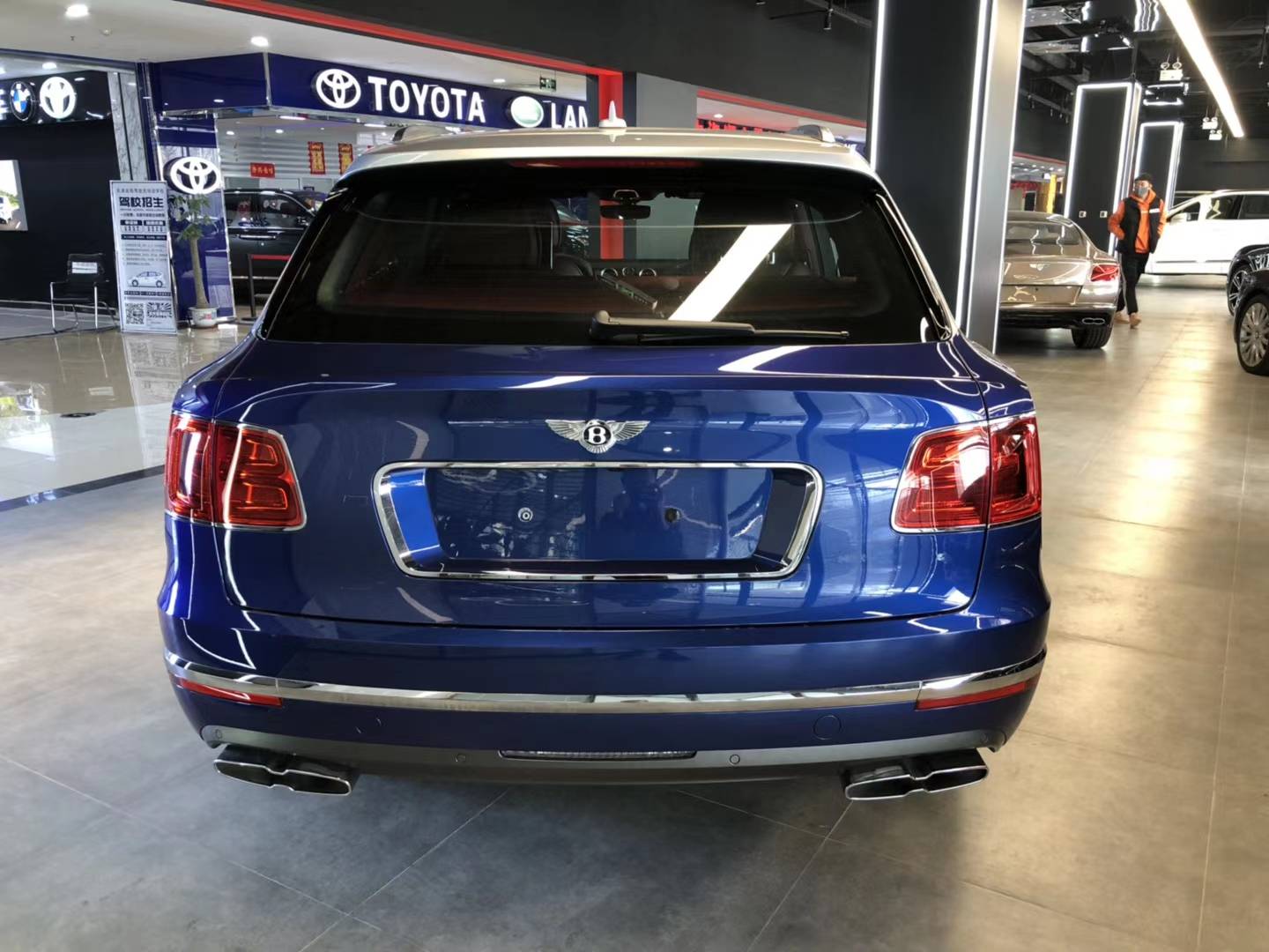 新款宾利添越曝光双色车身40t预售240万比奔驰g帅气