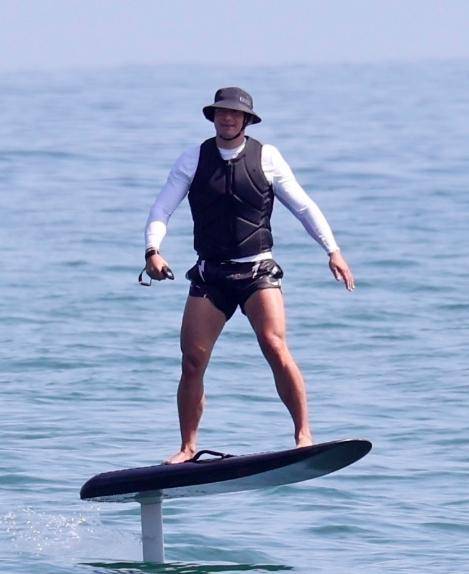 精灵王子奥兰多海上冲浪,与水果姐刚得1女,网友:这也太壮了_手机搜狐