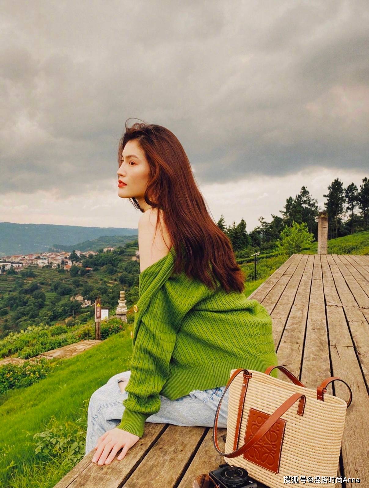 何穗初秋写真曝光墨绿毛衣马丁靴大秀美腿这身材不愧是超模