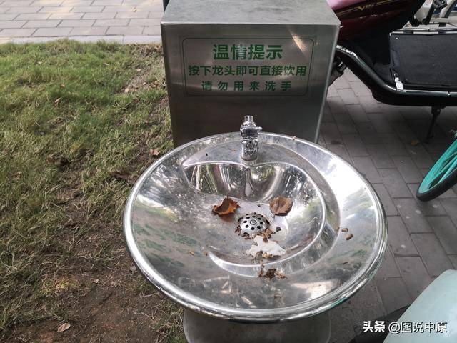 鄭州:街頭直飲水站疑遭人為損壞無水可供成了擺設