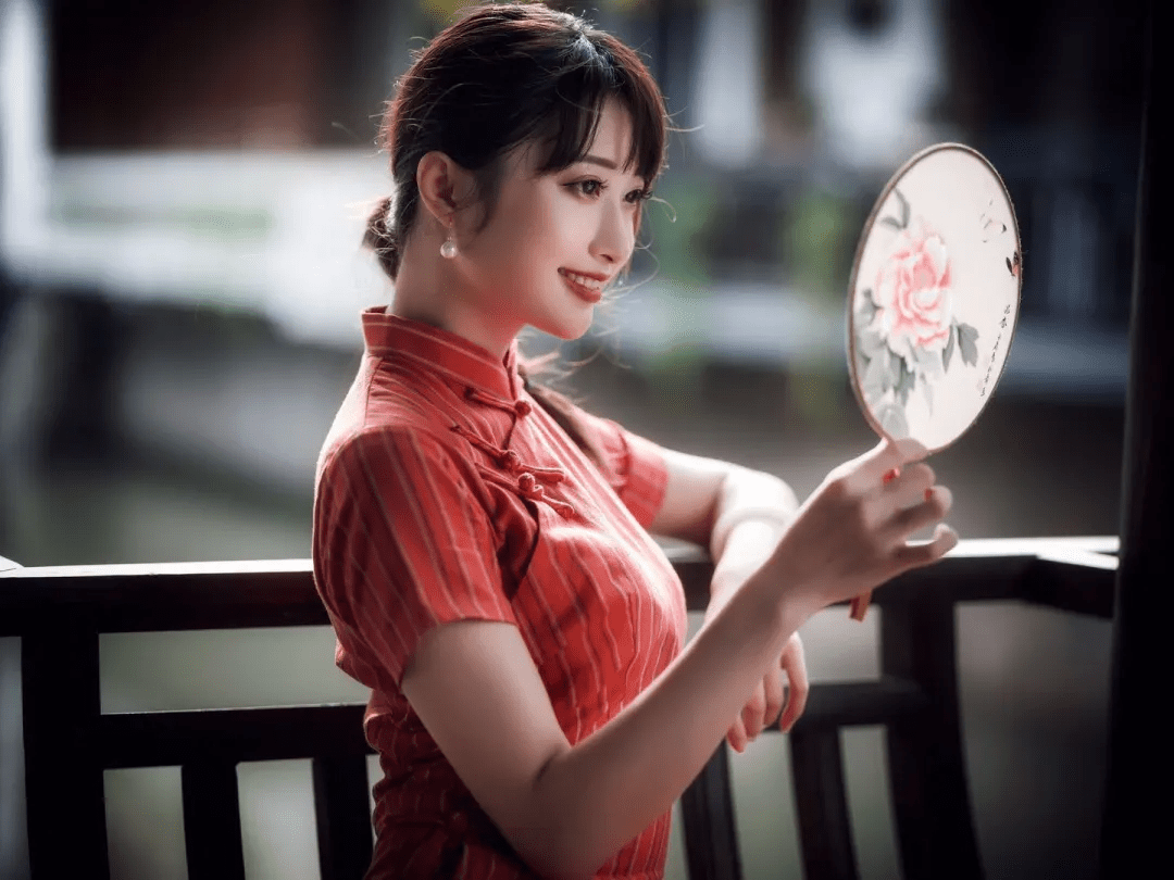 拍照不想刻意摆拍,7个简约不做作的姿势,让你拍出自然简约美