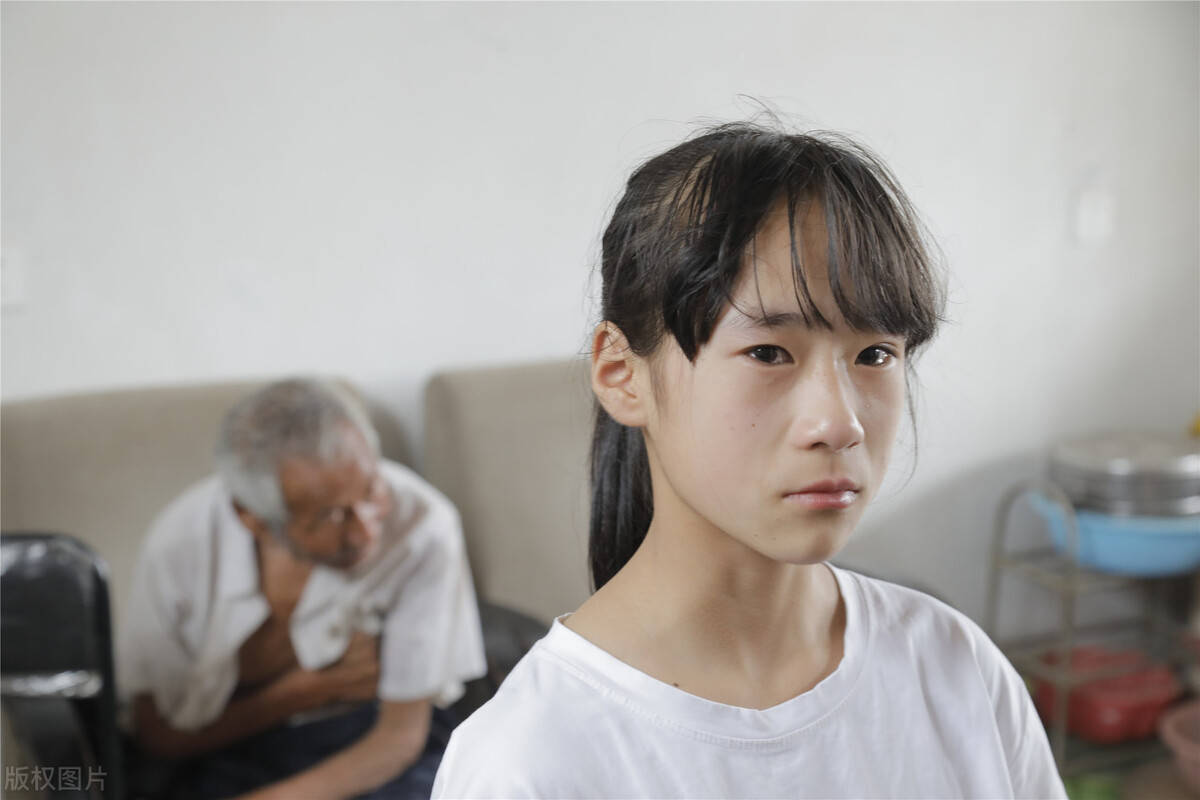 原创13岁女孩提起妈妈很伤心,说她"太狠心",看她遇到啥事情
