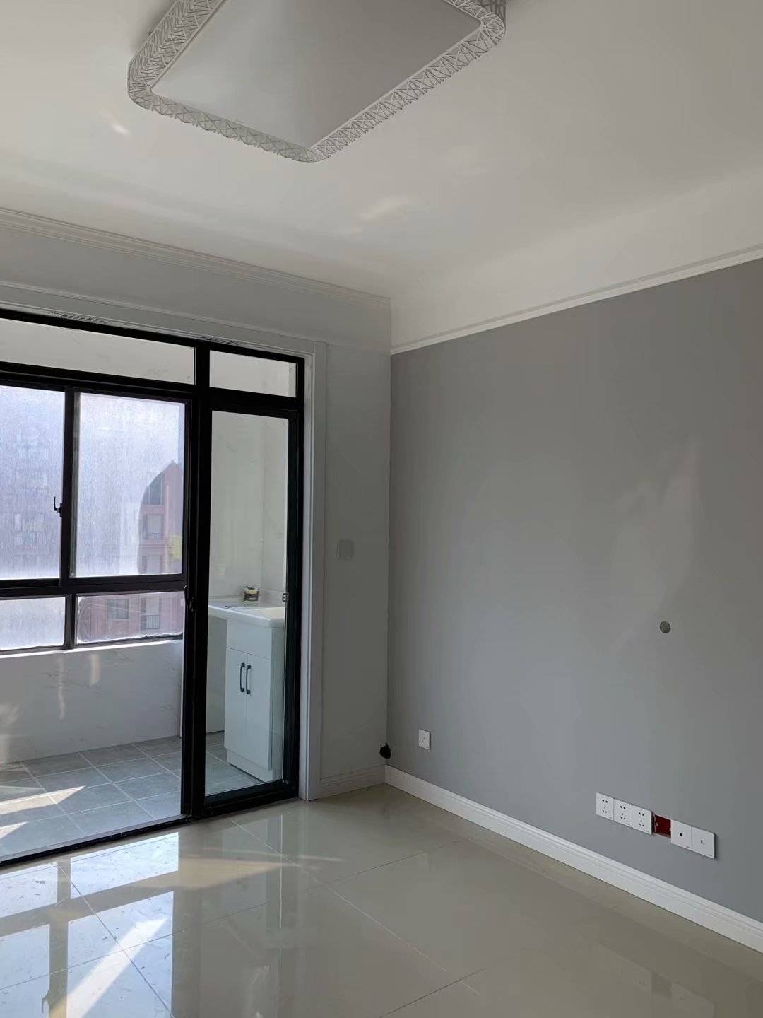 高级灰电视背景墙从白色中脱颖而出.