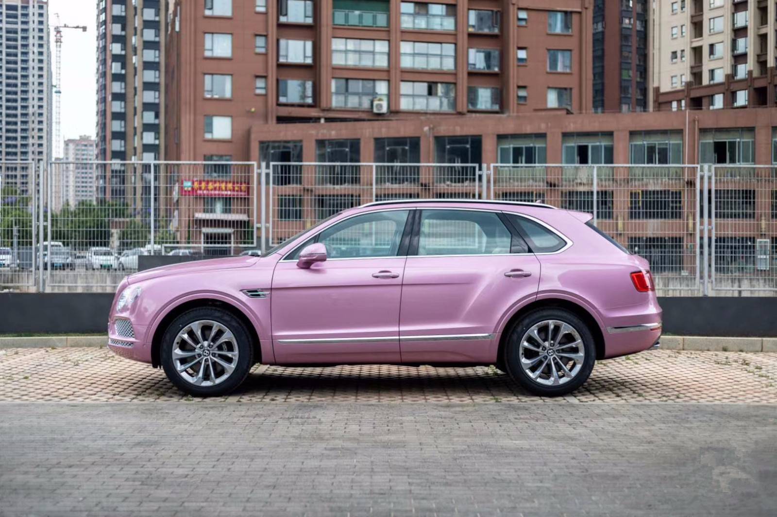 20新款宾利添越动能强劲配置解析顶级越野