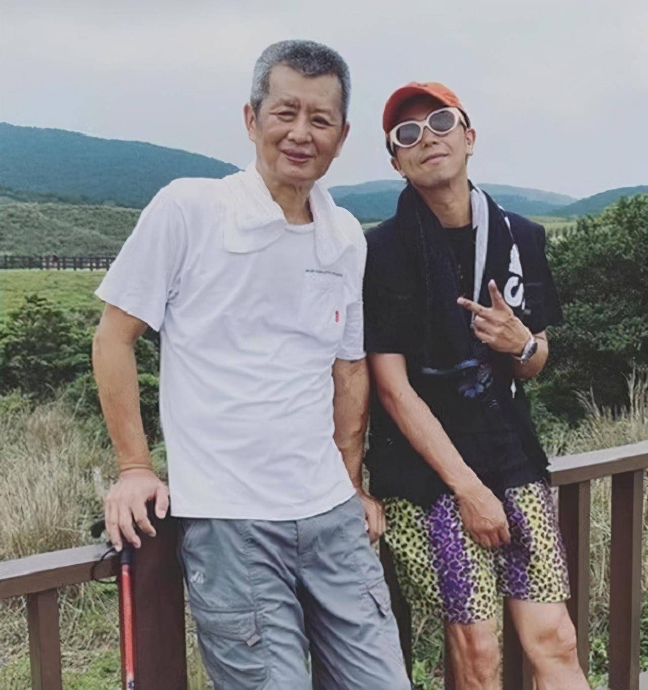小鬼去世后父亲60岁生日没少人,女友替他尽孝心还原"全家福"