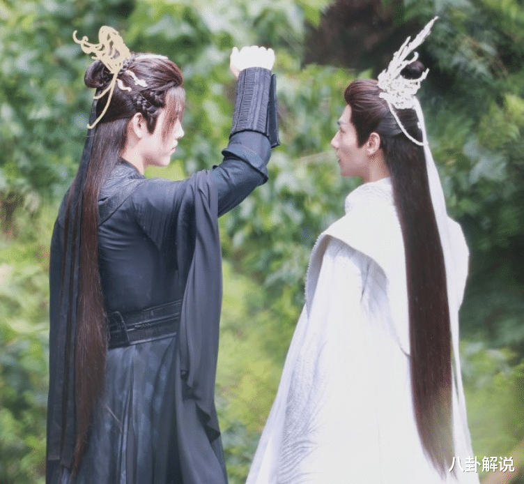 陈飞宇《皓衣行》路透,白衣飘飘仙气十足,嘟嘴卖萌太可爱了_手机搜狐