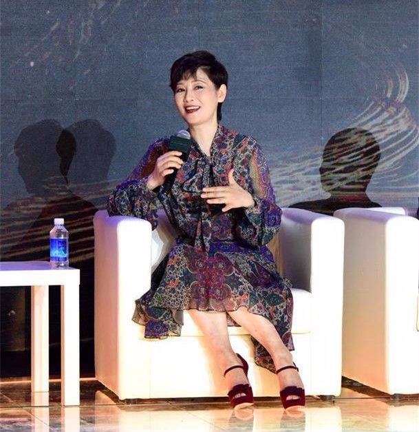 说徐帆像少女就言过其实了但穿碎花裙搭高跟鞋看着确实年轻