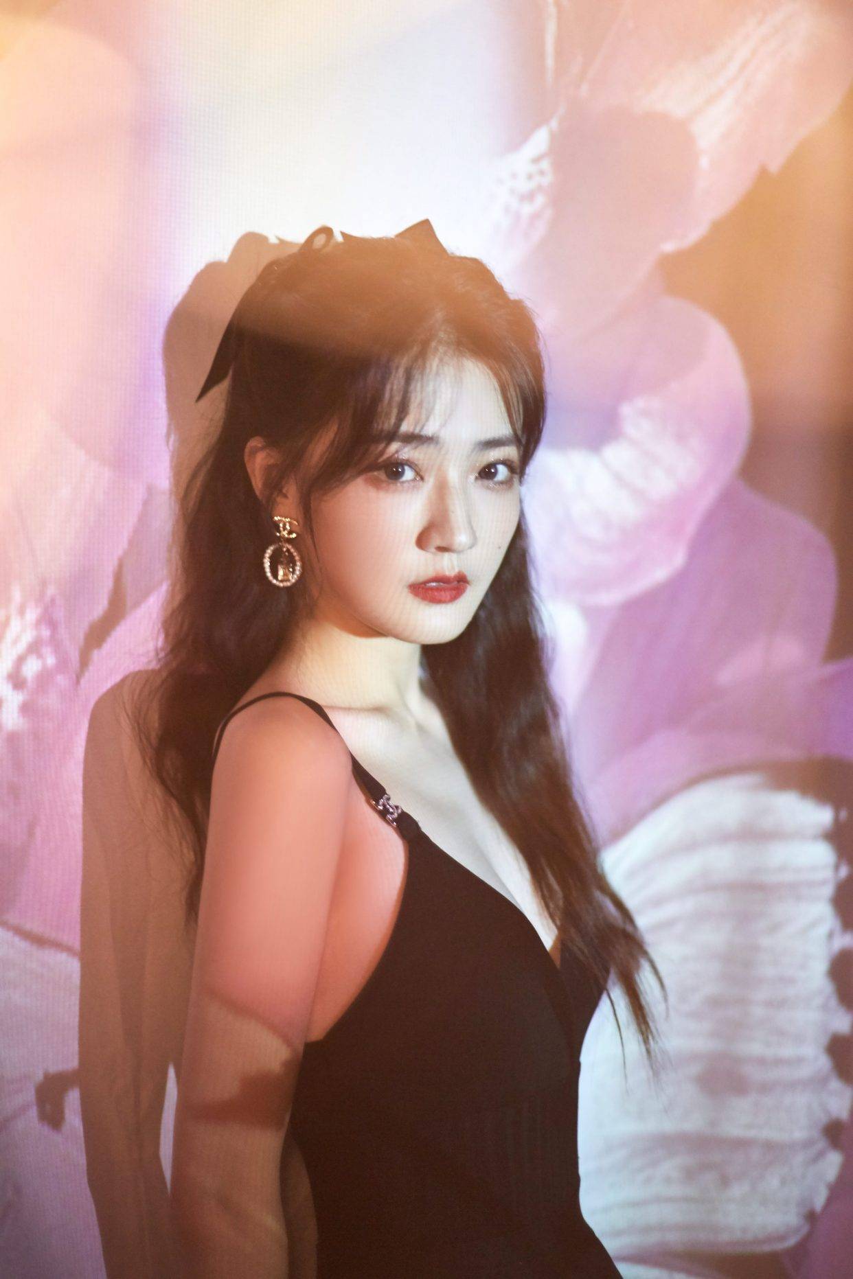 原创徐璐这次真惊艳,吊带小黑裙藏不住凹凸感,这身材90后女星里少见