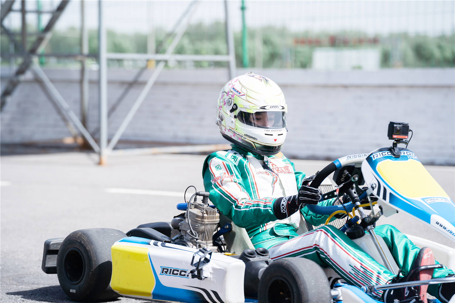 《哎呀好身材2》程潇赛车手造型帅气登场 绿白赛车服飒爽十足