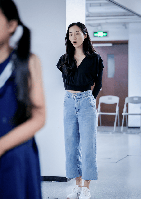 穿"单车裤"的韩雪腿有多绝?看到她蹲下那刻,00后小花都羡慕不来