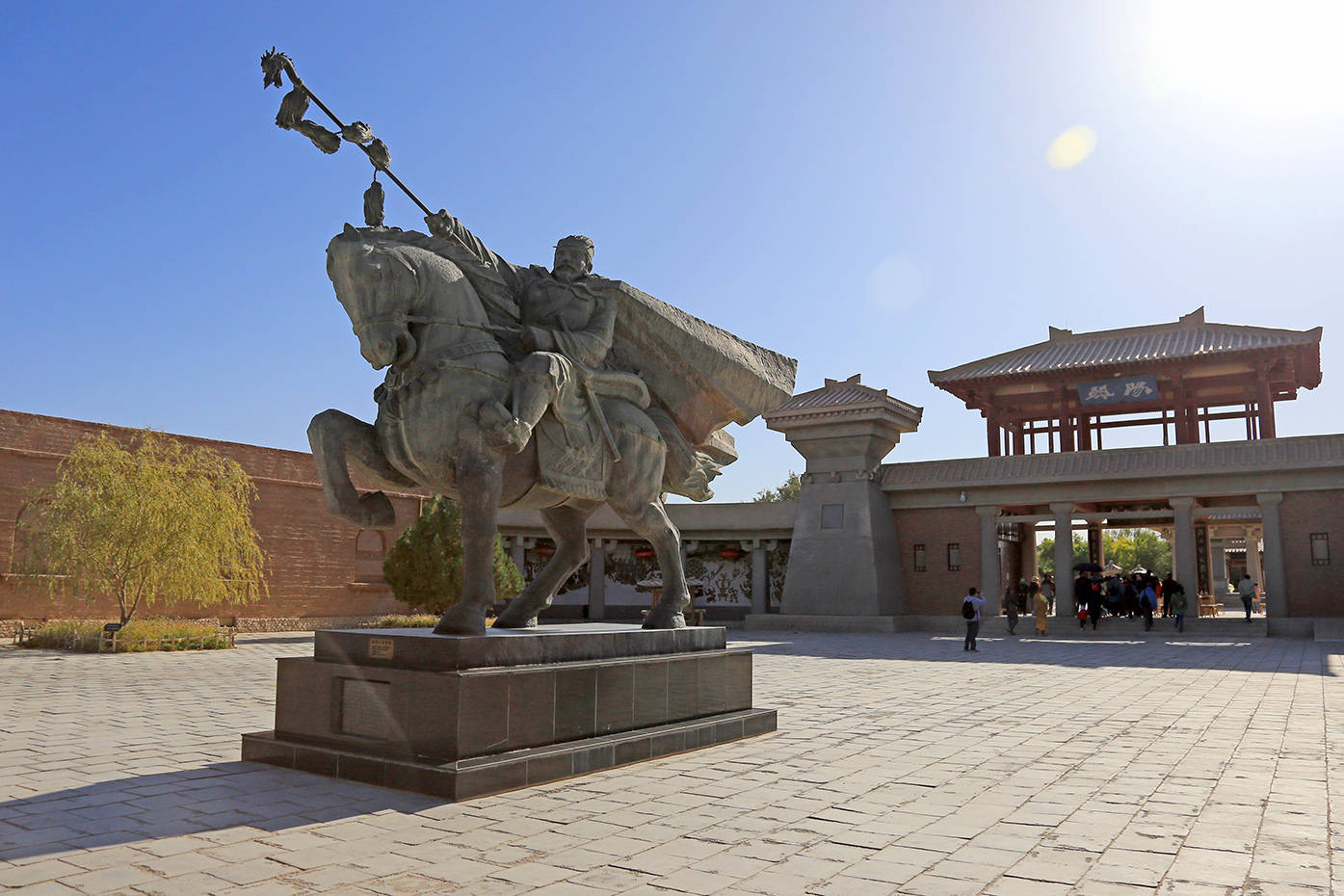 防御设备等军事设施,还有一些古代名人的雕像,比如张骞出使西域的雕像