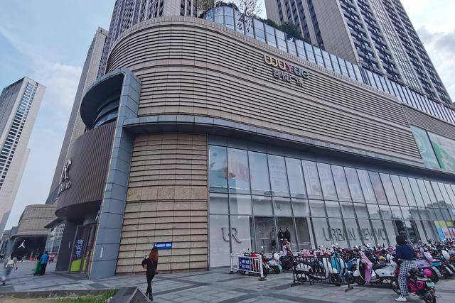 江苏常州钟楼区怀德桥旁的吾悦广场是当地一座相当火爆的商圈,地理