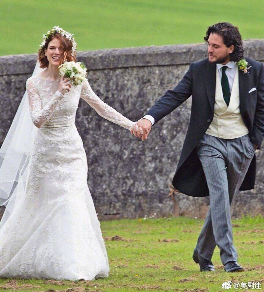 《权力的游戏》"雪诺"升级当爸爸了!妻子"火吻"孕肚写真曝光