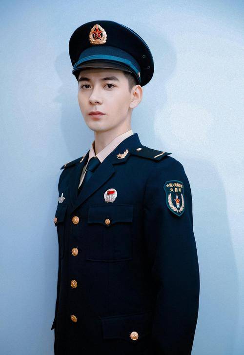民国偶像言情剧《一见倾心》,陈星旭的这个军装造型,真的颜值杀
