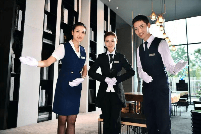 管家的责任在于带领游客参观豪宅内的陈设与文物,顺便做一定的讲解