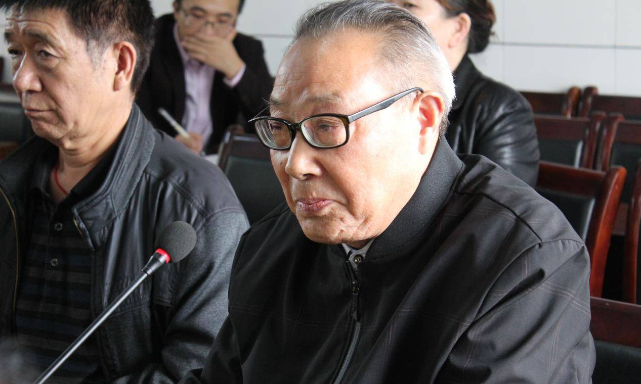 在座谈会上,老同志们听取了医院的发展简介,老院长张承先带头回忆了