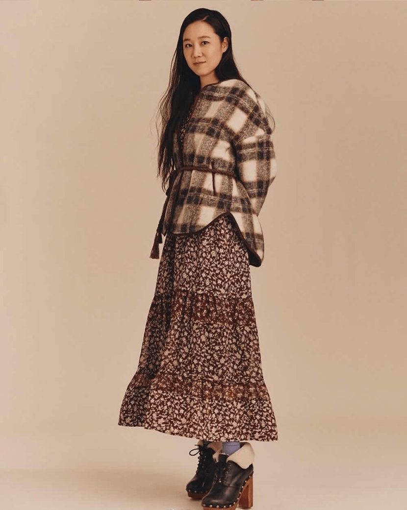 孔孝真初秋复古系穿搭直击人心,毛衣配碎花裙温柔优雅,笑容好暖