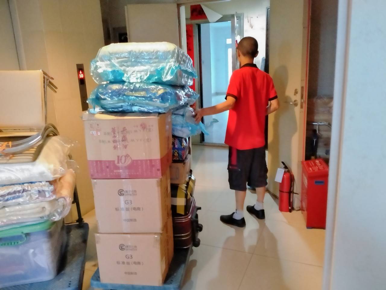 青岛师傅搬家现场第二天,他就请假过来帮我搬家了,打包什么全是他做的