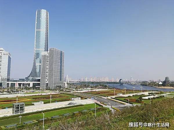 城南墅境花园坐落于喀什未来新城方向,位于城南大道,汽车站对面,据