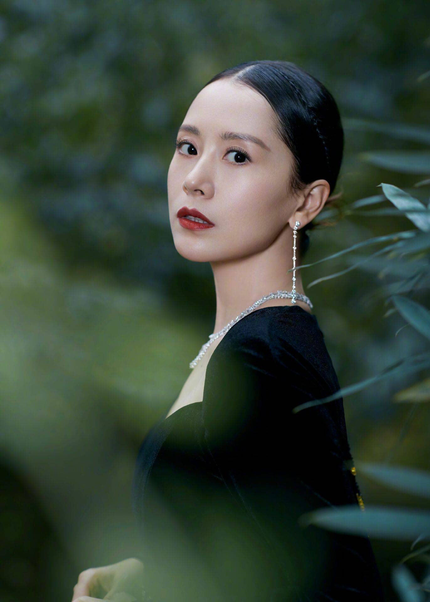 海清出席第32届电视剧飞天奖颁奖典礼,高贵优雅