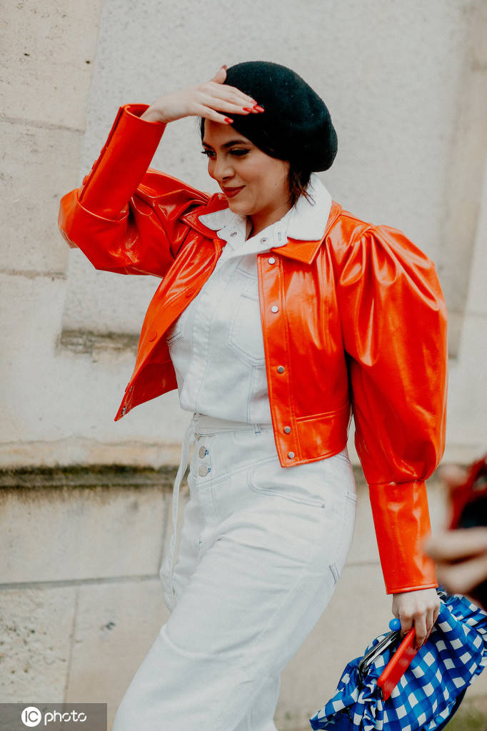 大热的"彩色皮衣",先让时髦精们帮你示范一下