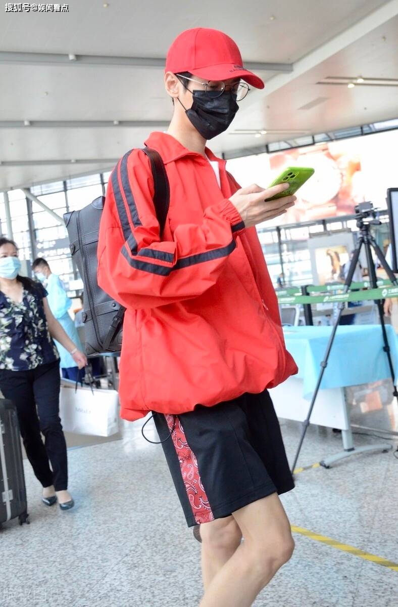 罗云熙身穿红色运动装戴红色棒球帽现身机场,红红火火,可可爱爱