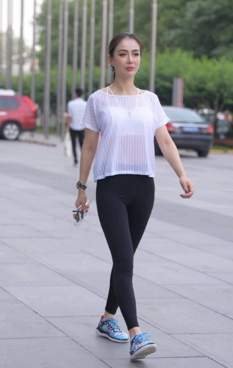 街拍白色纱衫搭配黑色打底裤有着一种女神般的气息