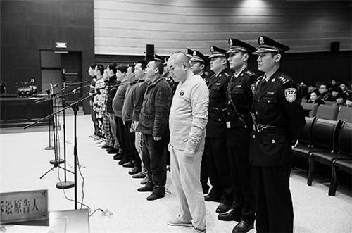 他欠5000万不还,被债主"铁笼沉尸"80米水库,2年后才"上岸"_张宏