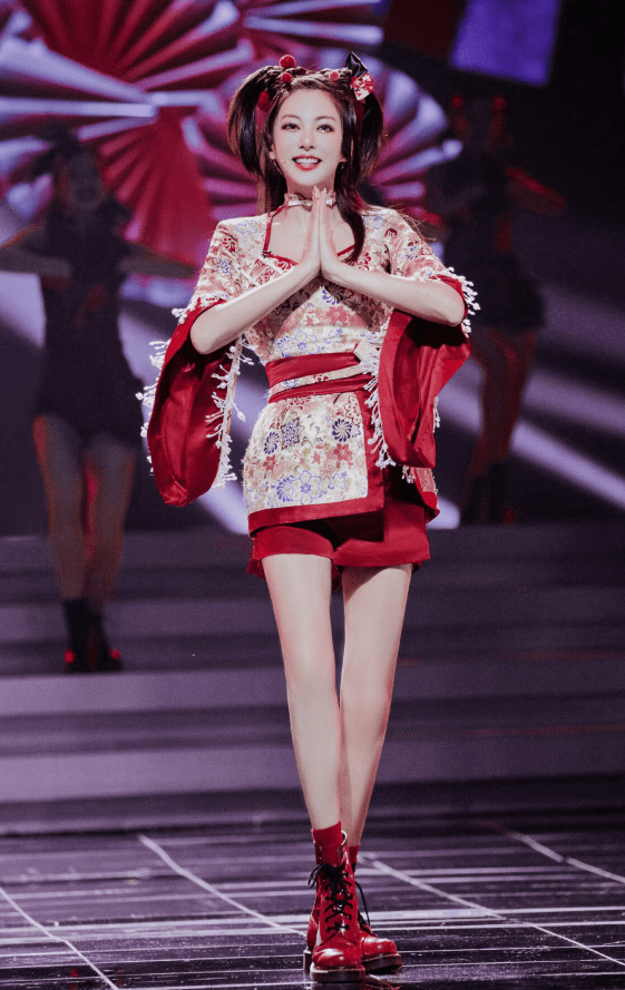 8套张雨绮舞台造型,将火辣身材发挥到极致,哪一套最令你惊艳?