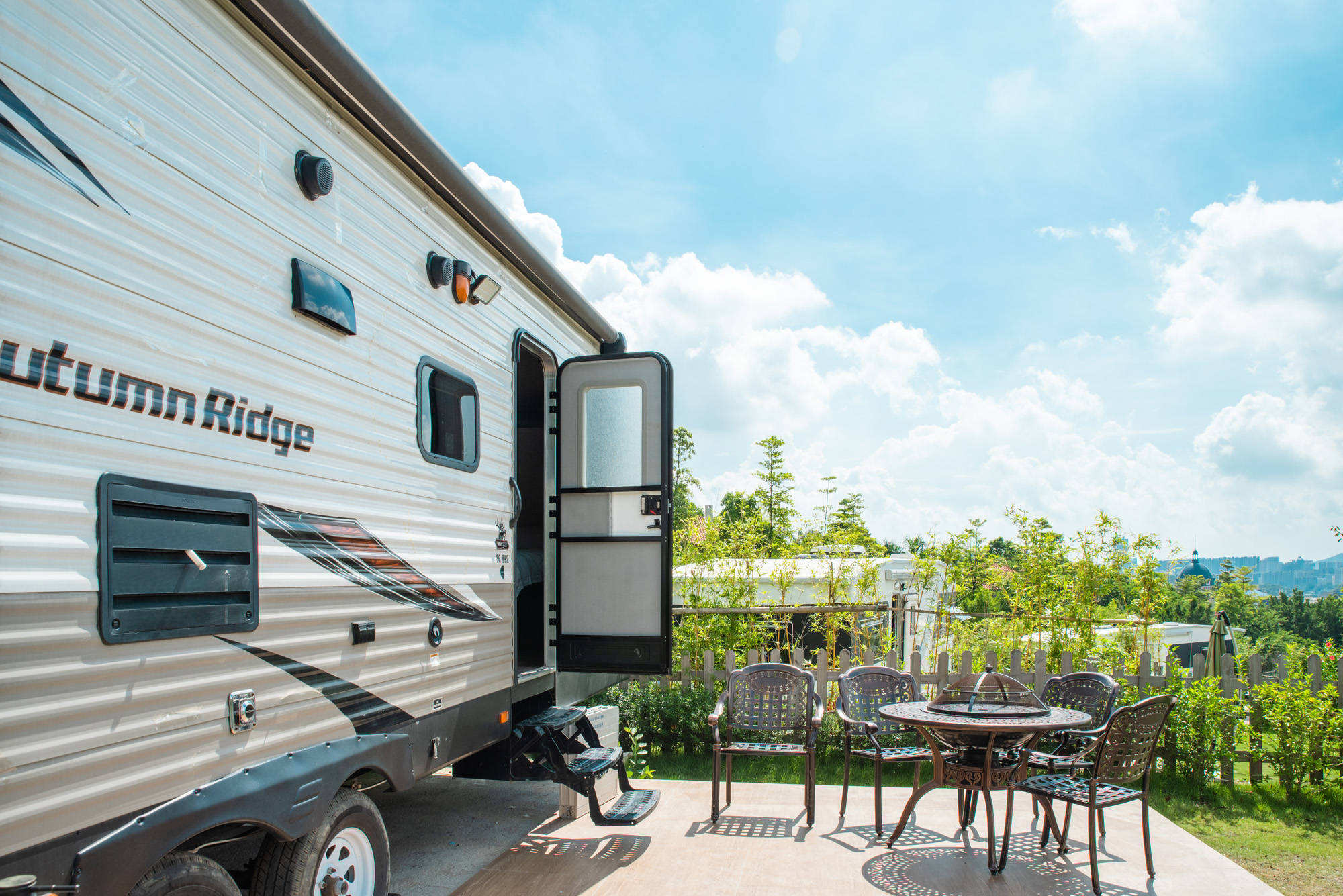 很多人以为房车营地内的房车都是一样的,其实不是,在中游国际房车露营