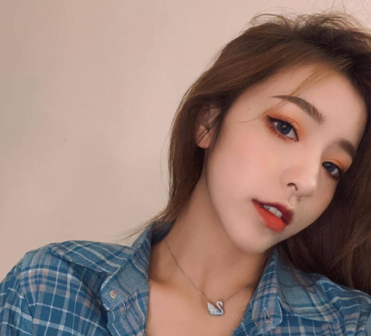 原创刘思瑶卖货太不专业坐着嘟嘴卖萌老板站一晚上敢怒不敢言