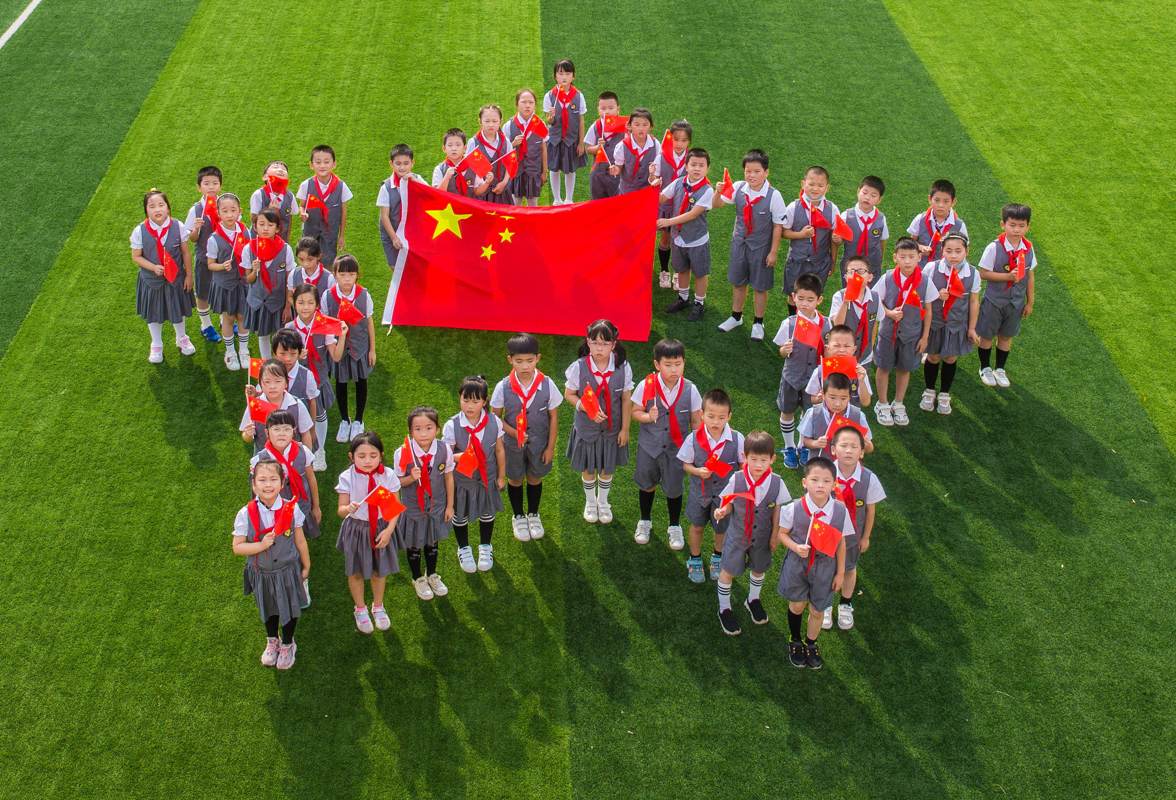 苏州市平江实验学校分校开展向国旗敬礼活动