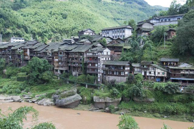 镇相接,南连两河口乡,古镇依河畔而建,交通四通八达,是古时赤水抵达