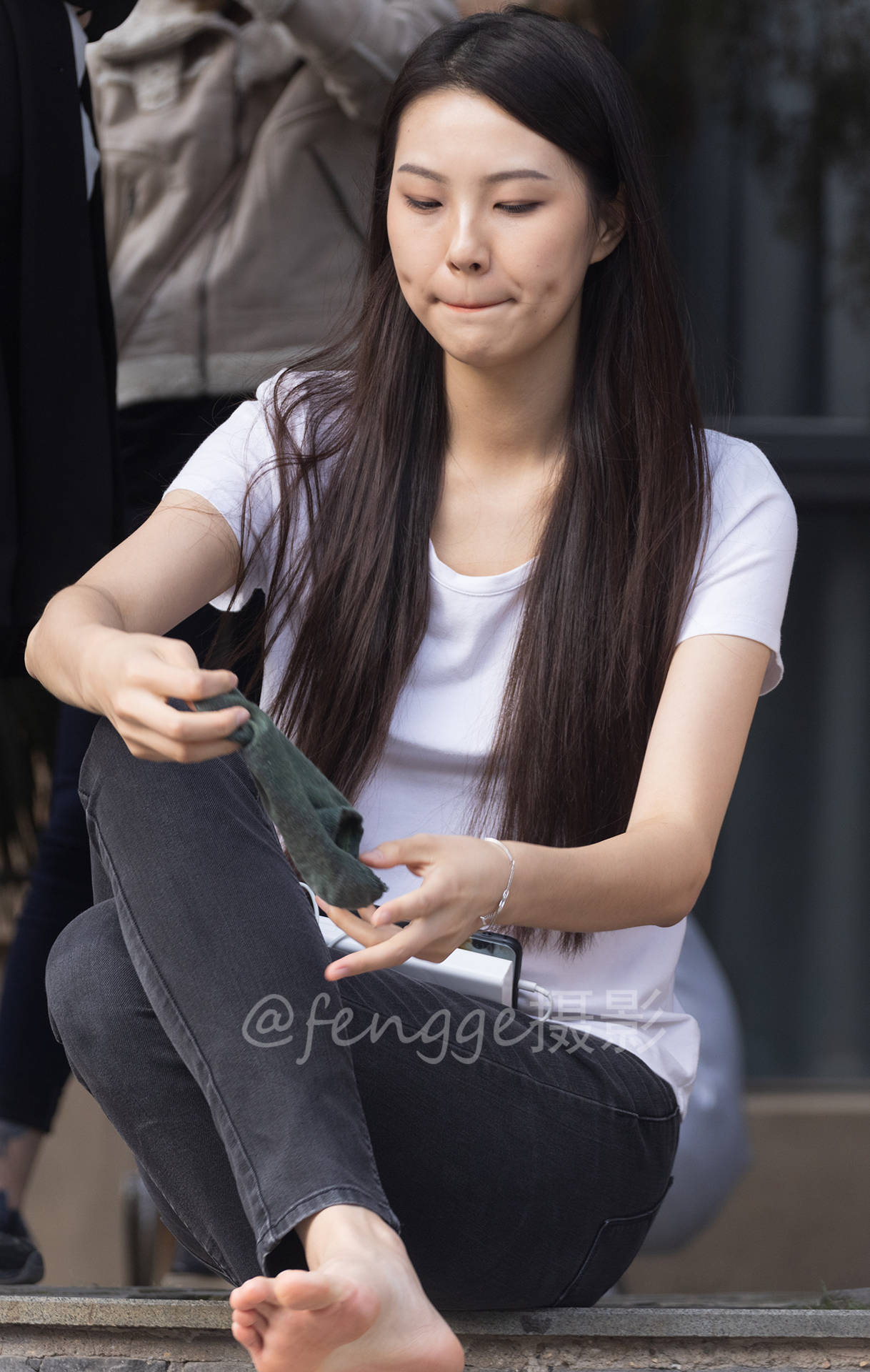 换鞋子的模特小姐姐,腮边鼓起两个小酒窝真可爱