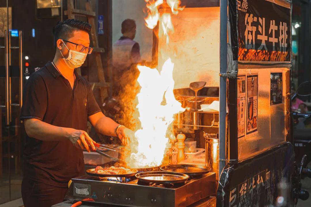 火爆全国的"街头牛排"终于来佛山了!人均30  "锯扒"当宵夜!