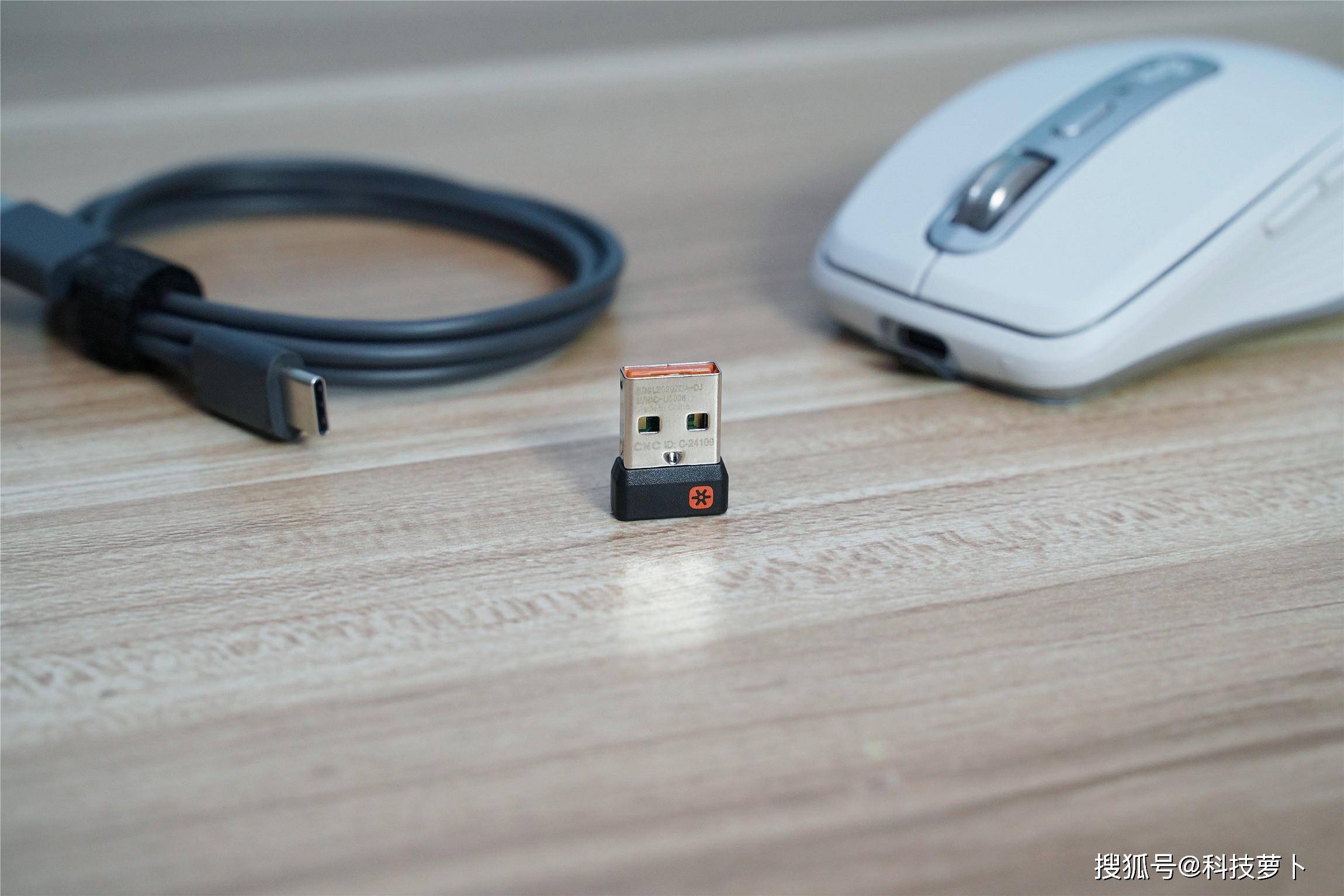 接收器小巧玲珑,便于没有蓝牙功能的电脑连接.