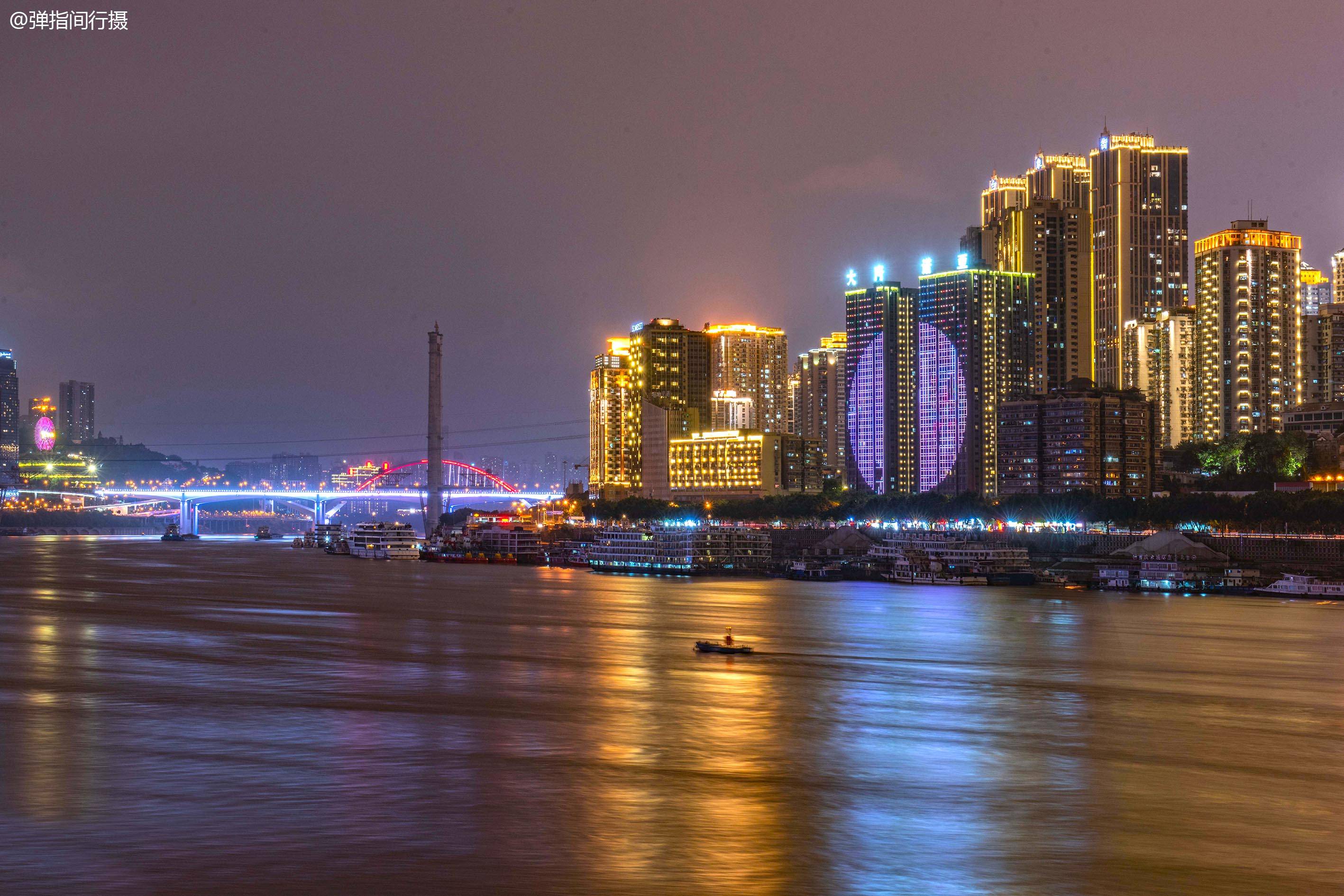 山城重庆因绝美夜景爆红网络是中国西部城市的颜值担当