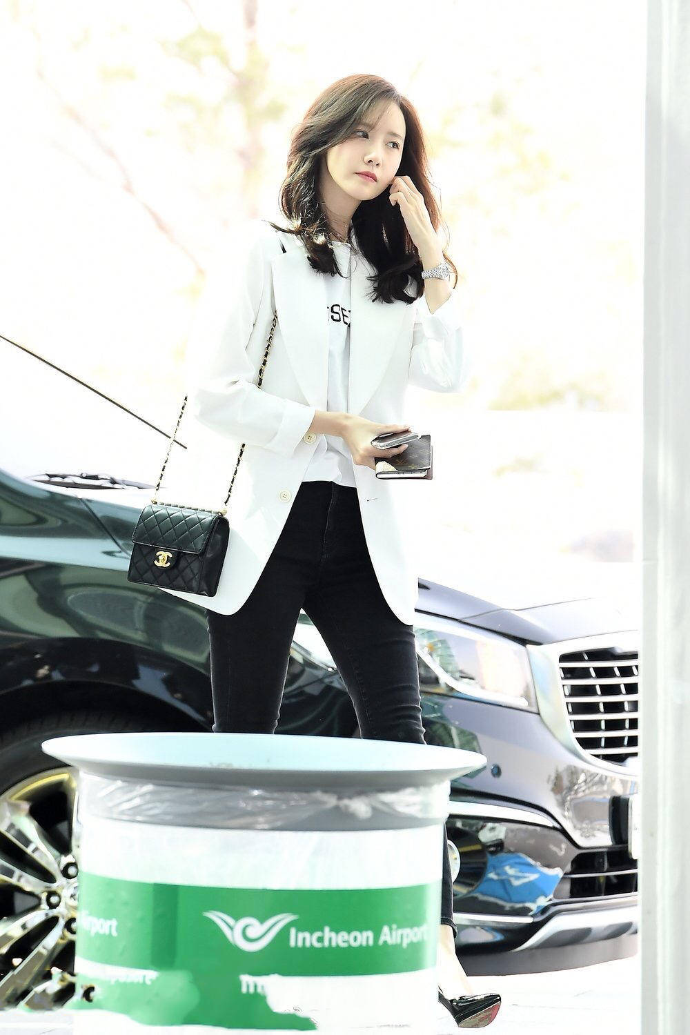 原创汪涵的老婆杨乐乐真会穿粉色西装配牛仔裤一头短发时尚又减龄