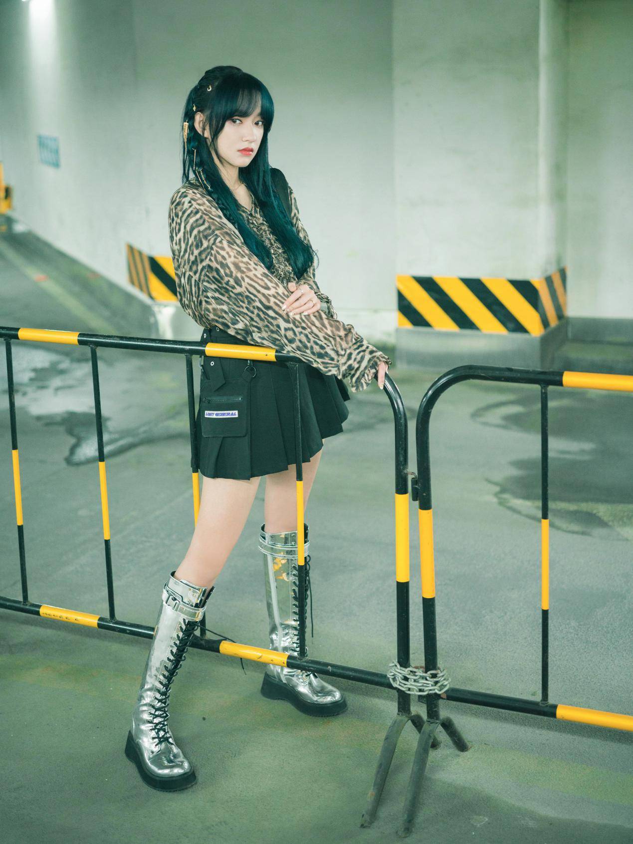 程潇化身复古女郎!白色上衣搭珍珠头纱浪漫优雅,彰显出时尚魅力