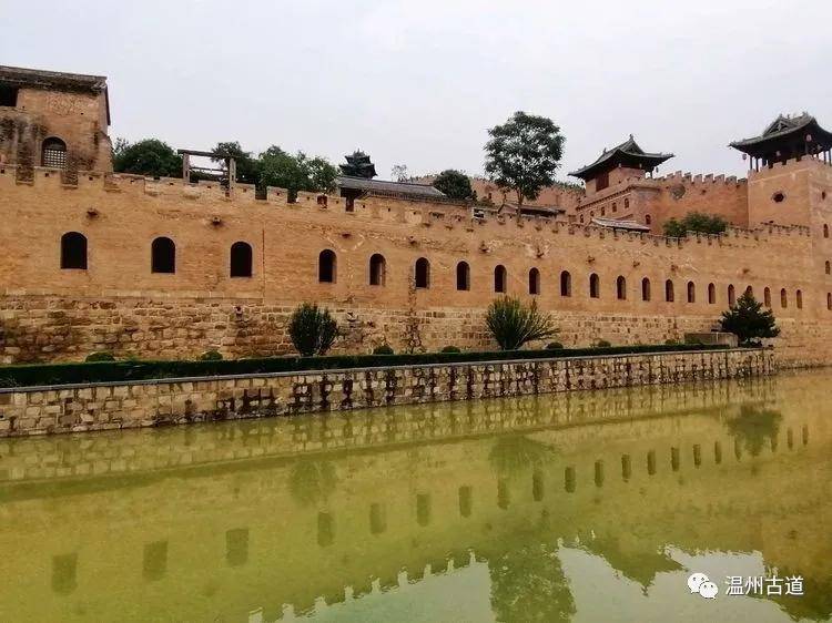 湘峪古城城牆建於石壁和陡坡上,高度在十餘米至二十餘米之間,顯得極為