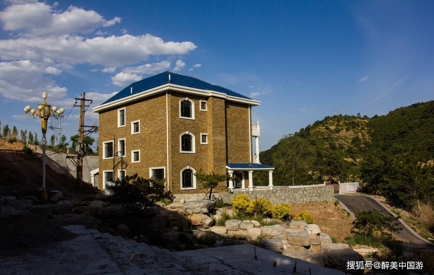 原创秋季探访太原偏桥沟风情小镇小瀑布红叶芦苇欧式建筑应有尽有