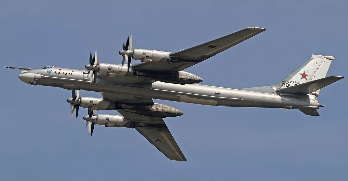 原创图95轰炸机新款现身性能大幅提升具备更强的威慑力