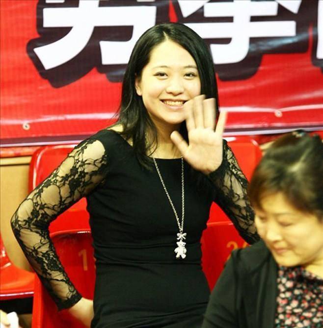 男篮前国手朱芳雨前妻近况,离婚四年未改嫁,独自带着2个孩子_胡美