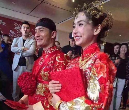 而2015年杨颖和黄晓明结婚一事也震惊了全网,她们当时的年龄差,地位差