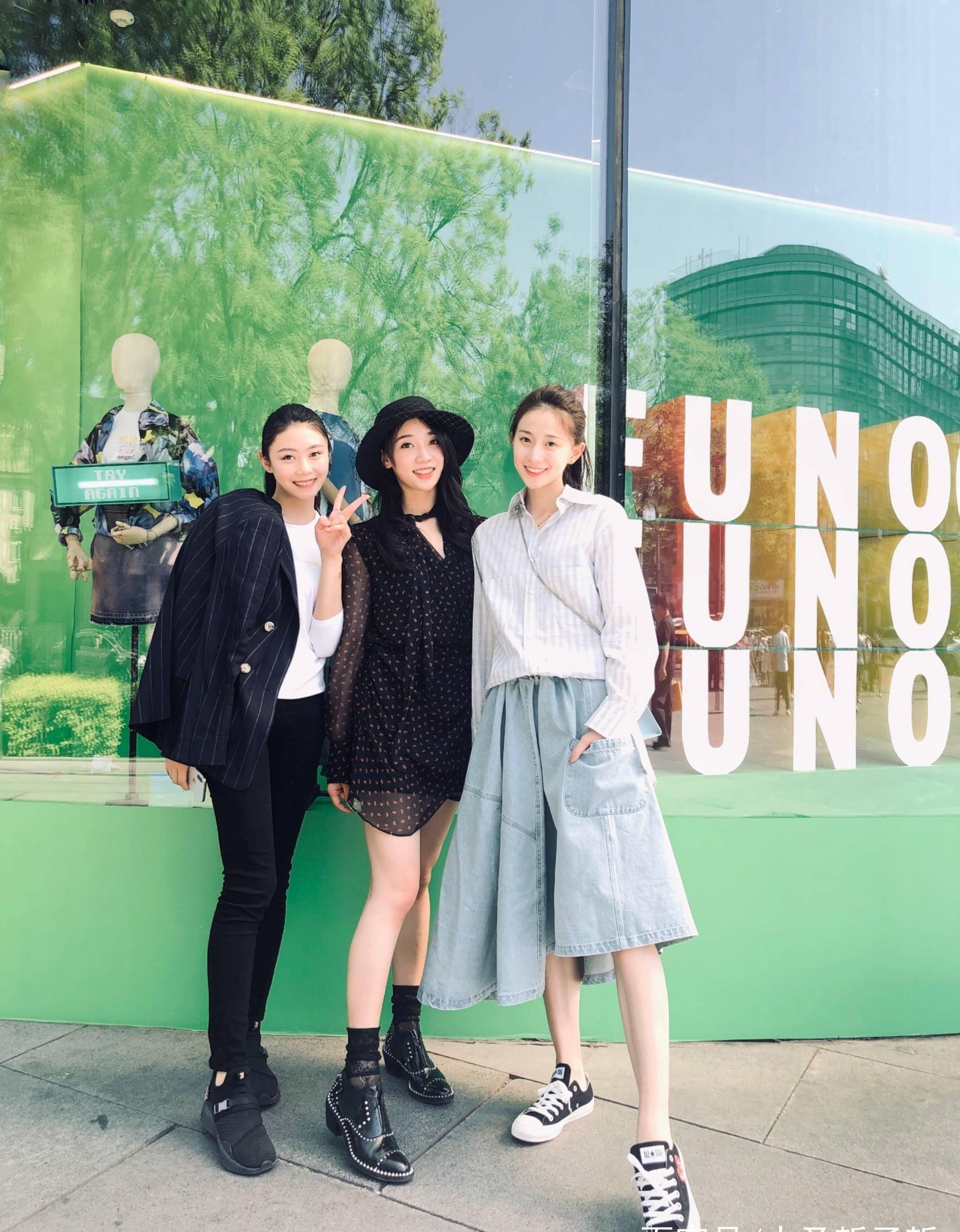 体操女神张豆豆近况,与另一位体操女神舒思瑶合影,颜值高身材好