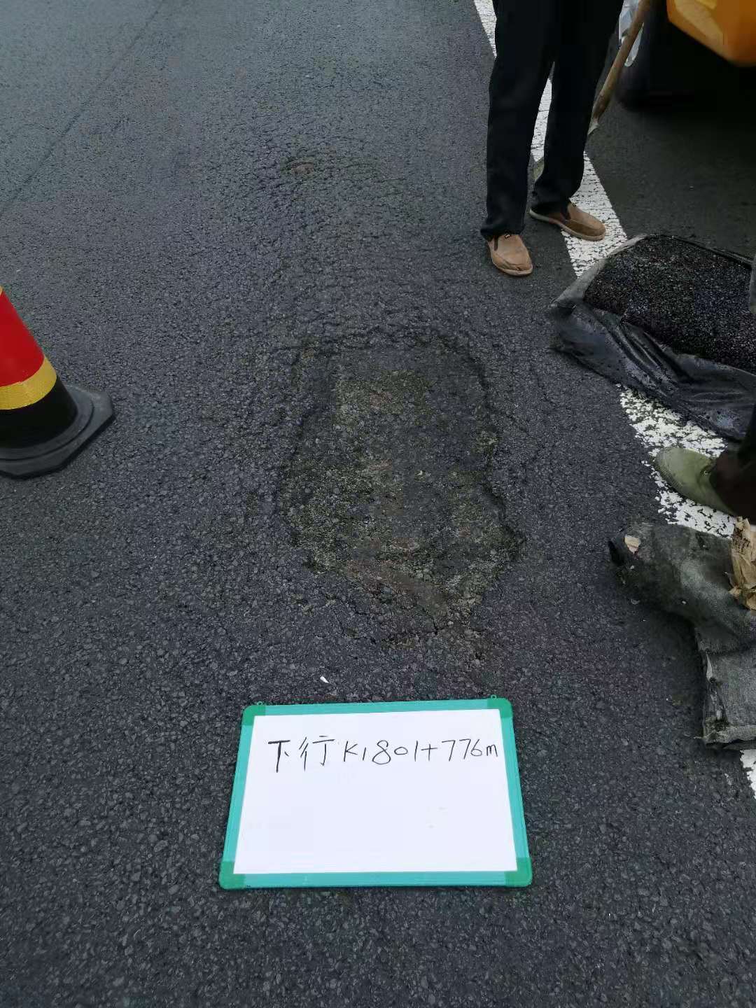 路面坑槽连坑数车,如何快速解决道路坑洼问题,路养思路要转变