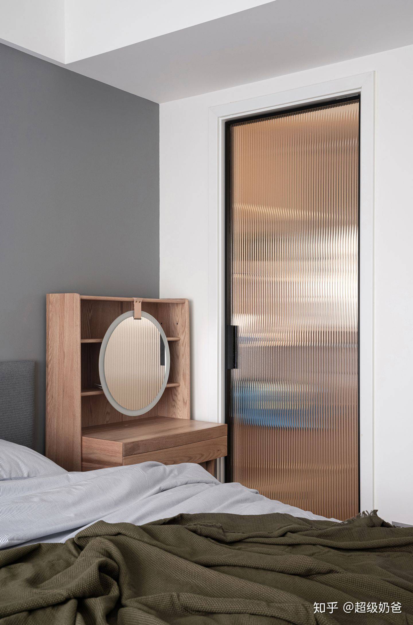 长虹玻璃门 衣帽间使用长虹玻璃门分隔,透光不透人,朦胧的暖色灯光